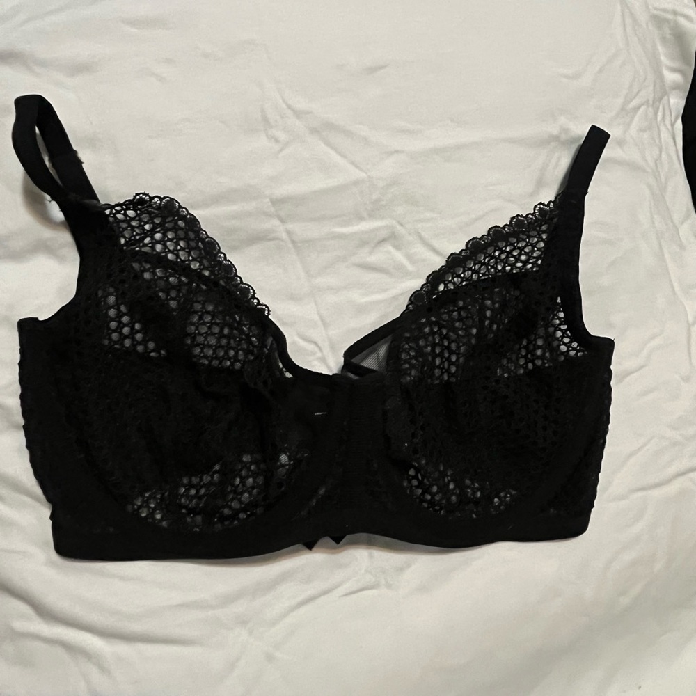 VICTORIA'S SECRET Unlined Black Mesh Underwire complete coverage
Bra Sz 32DDD